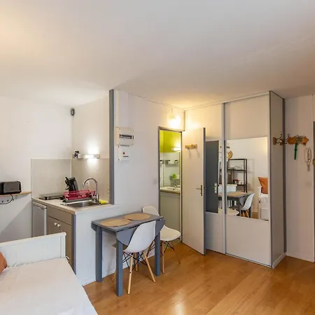 En Hyper Centre, Au Pied Des Telecabines, Calme Avec Un Acces Aux Bains Du Rocher Par Jour Pour Personne Seulement Compose D Un Salon Ouvert Sur La Cuisine Et D Salle D Eau Apartment *