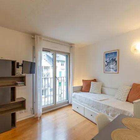 En Hyper Centre, Au Pied Des Telecabines, Calme Avec Un Acces Aux Bains Du Rocher Par Jour Pour Personne Seulement Compose D Un Salon Ouvert Sur La Cuisine Et D Salle D Eau *