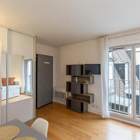 En Hyper Centre, Au Pied Des Telecabines, Calme Avec Un Acces Aux Bains Du Rocher Par Jour Pour Personne Seulement Compose D Un Salon Ouvert Sur La Cuisine Et D Salle D Eau * Cauterets