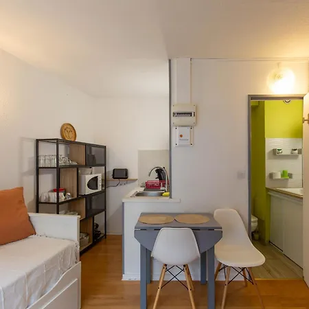 En Hyper Centre, Au Pied Des Telecabines, Calme Avec Un Acces Aux Bains Du Rocher Par Jour Pour Personne Seulement Compose D Un Salon Ouvert Sur La Cuisine Et D Salle D Eau Apartment *