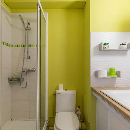 Apartment En Hyper Centre, Au Pied Des Telecabines, Calme Avec Un Acces Aux Bains Du Rocher Par Jour Pour Personne Seulement Compose D Un Salon Ouvert Sur La Cuisine Et D Salle D Eau *